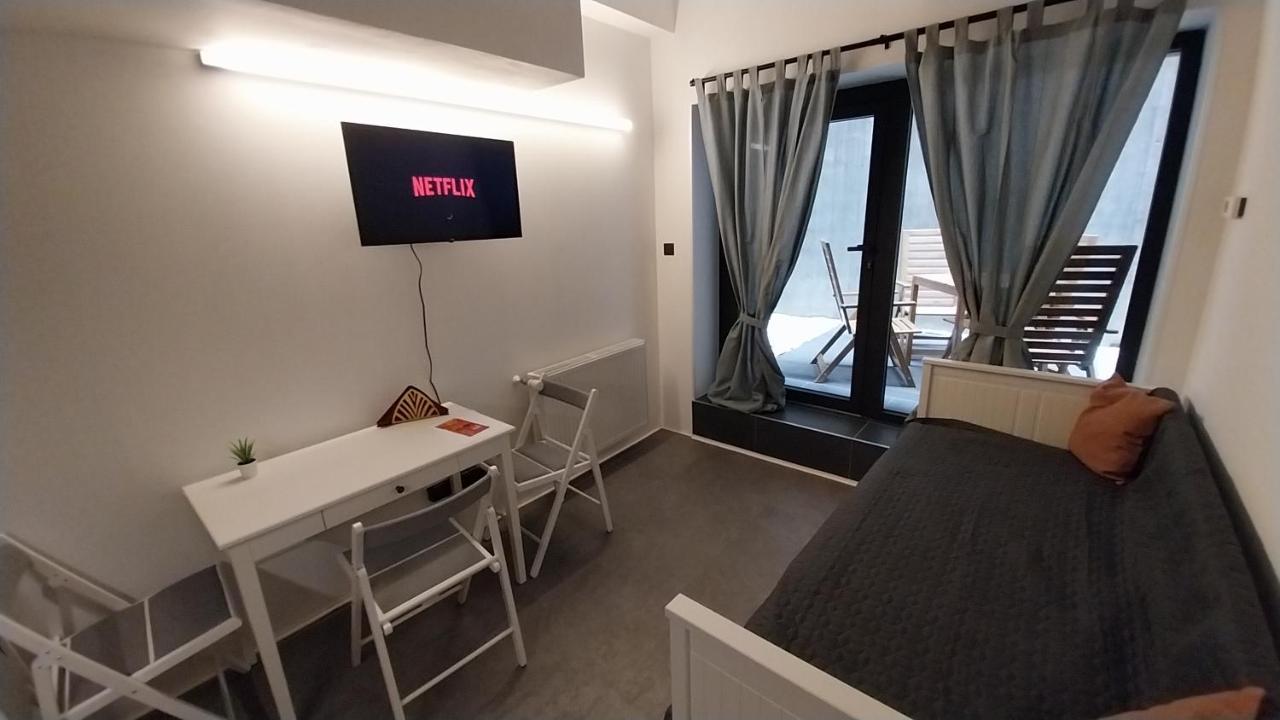 Peaceful Basement Apartment With Terrace & Free Gym Boedapest Buitenkant foto