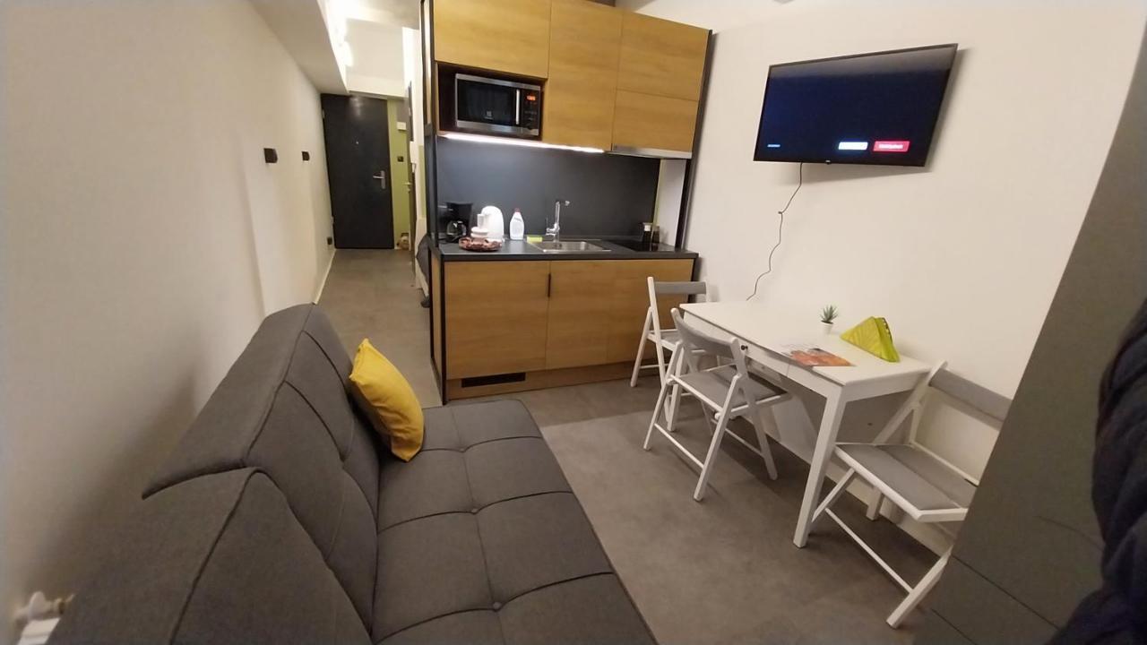 Peaceful Basement Apartment With Terrace & Free Gym Boedapest Buitenkant foto