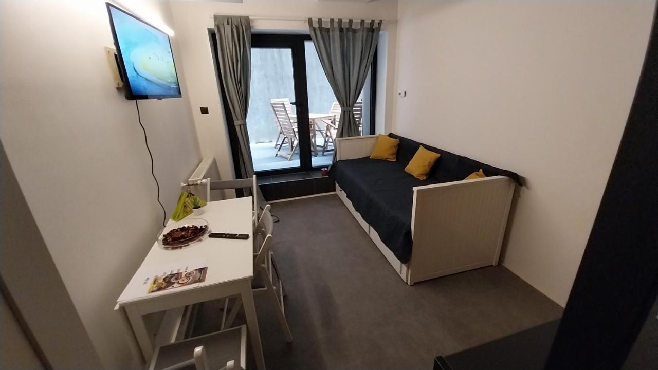 Peaceful Basement Apartment With Terrace & Free Gym Boedapest Buitenkant foto
