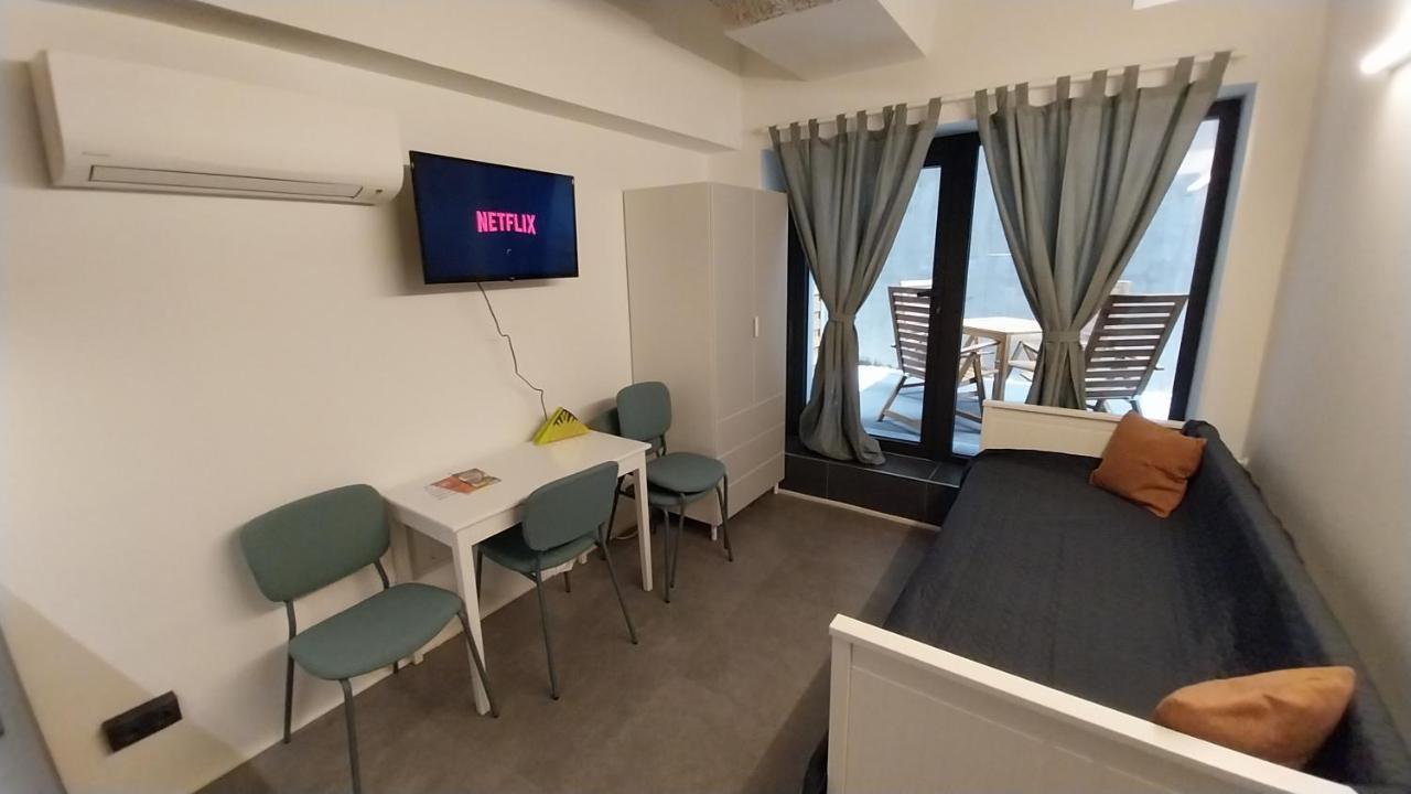 Peaceful Basement Apartment With Terrace & Free Gym Boedapest Buitenkant foto