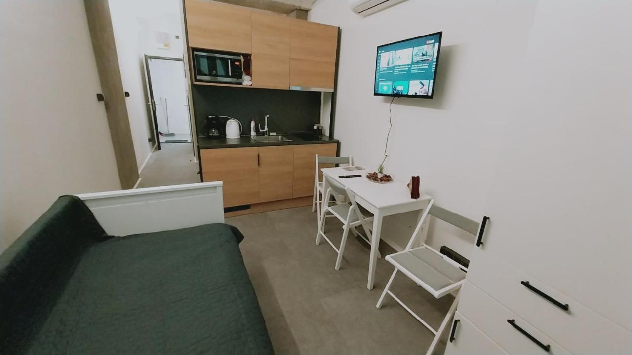 Peaceful Basement Apartment With Terrace & Free Gym Boedapest Buitenkant foto
