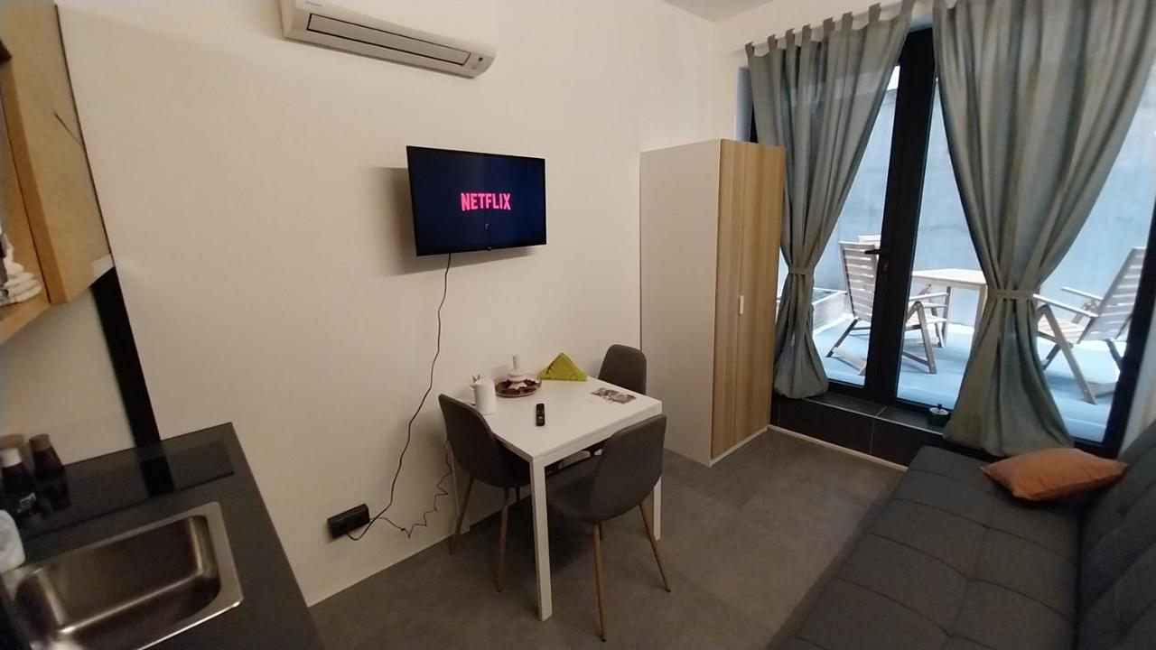 Peaceful Basement Apartment With Terrace & Free Gym Boedapest Buitenkant foto
